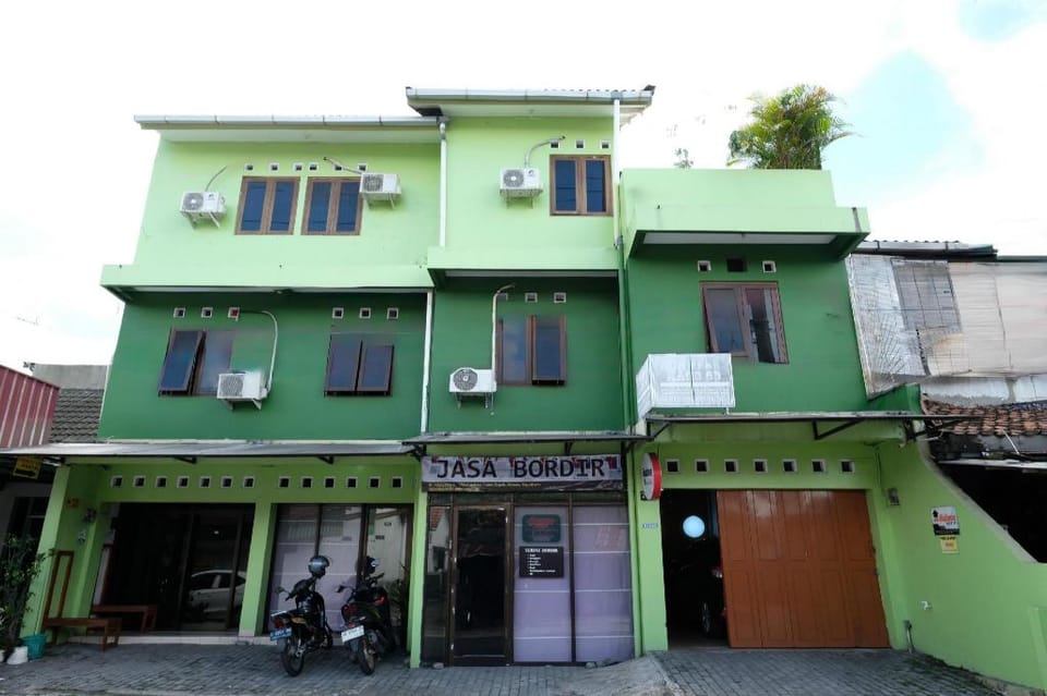 Halona Residence near Pakuwon Mall Jogja Mitra RedDoorz Hotel in Special Region of Yogyakarta