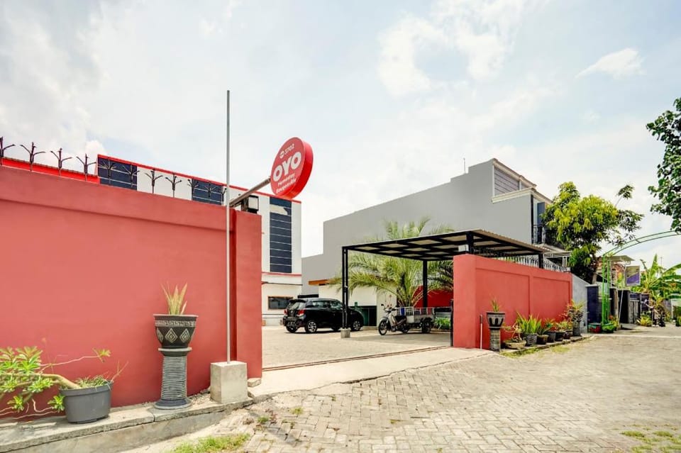 Hotel O Homestay Bougenville Syariah Hotel in East Java