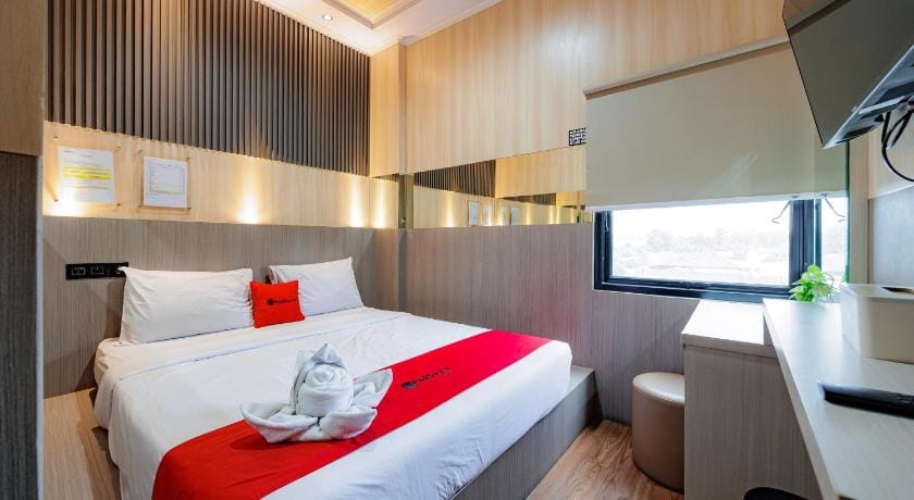 RedDoorz near Exit Toll Sirkuit Sentul Hotel in West Java