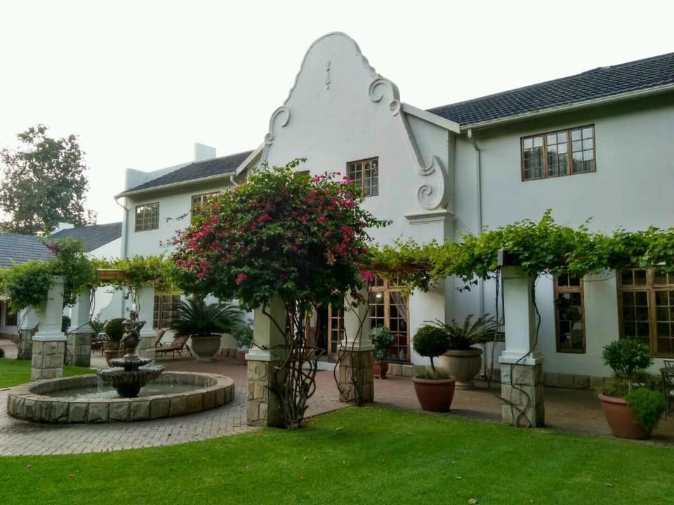 Quiet & Quick Breakaway to a Honeymoon Cottage Villa in Gauteng