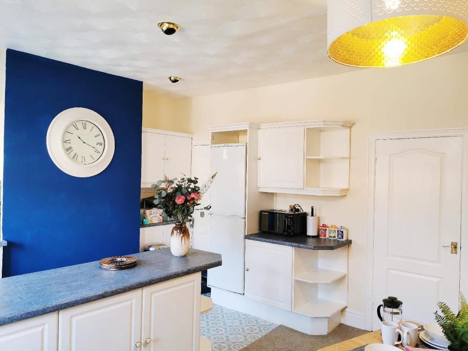 Summer House | Barnsley | City Centre-Supermarket Vacation rental in Borough of Barnsley