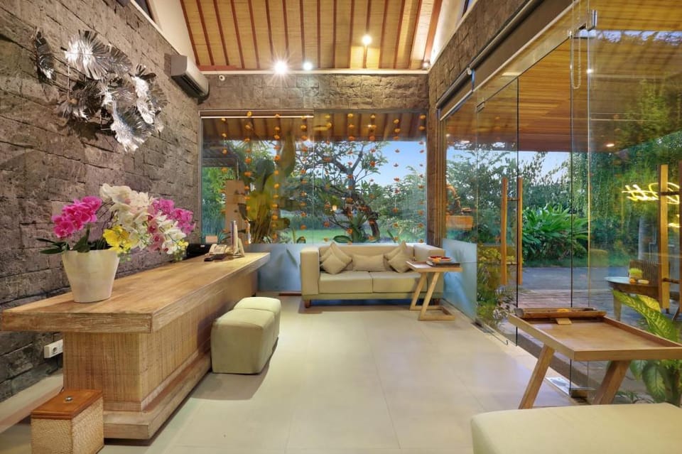 Two BR Villa Private Pool+Hottub CYN Villa in Kuta