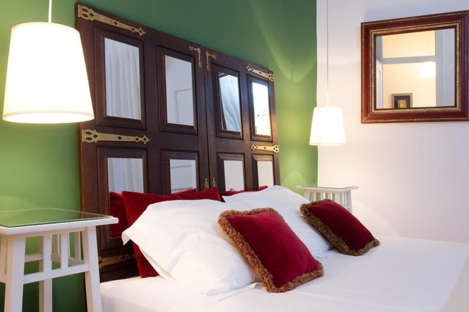 Timeless Art - Spend Time in Artly Lisbon Apartment in Lisbon