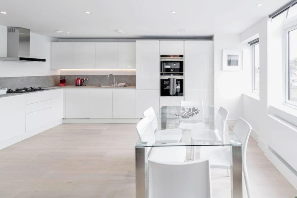 Roomspace Serviced Apartments- Walpole Court Apartment in London Borough of Ealing