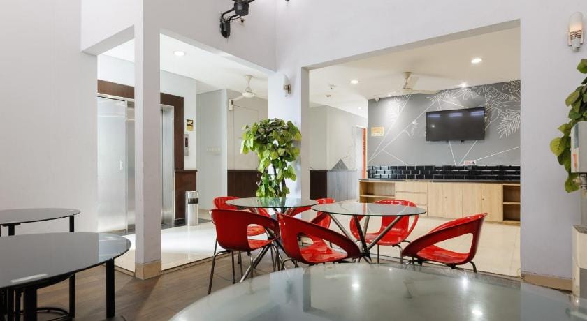 RedDoorz Plus near Grand Indonesia Jakarta Bed and Breakfast in Jakarta