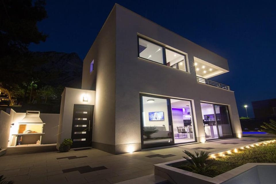 Villa Marion,heated, pool,sea & mountain view  Villa in Baška Voda