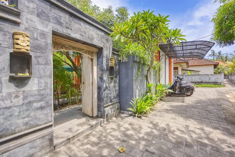 JnJ Guest House Bed and Breakfast in Nusapenida