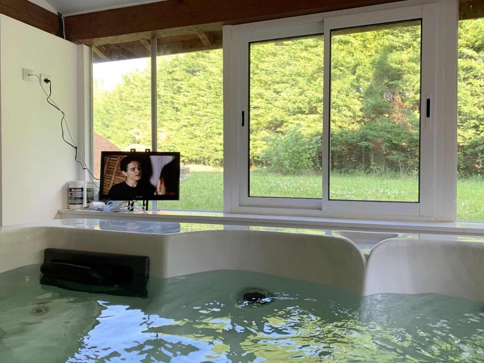 Maison Piscine & Jacuzzi Bed and Breakfast in Bourgogne-Franche-Comté