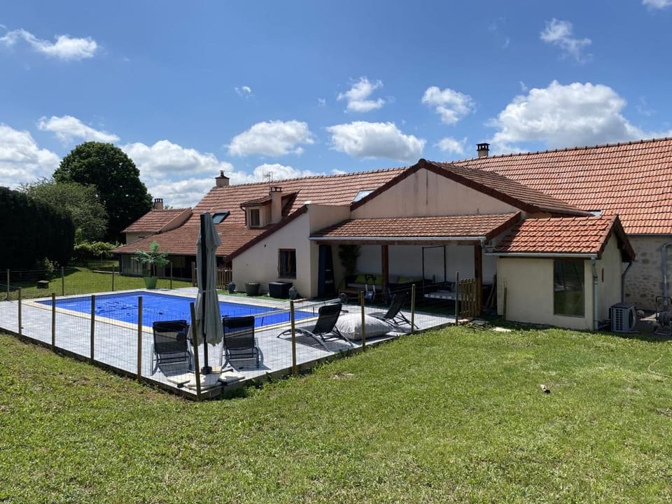 Maison Piscine & Jacuzzi Bed and Breakfast in Bourgogne-Franche-Comté