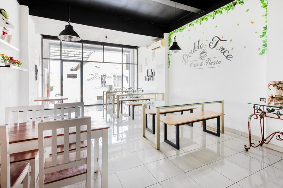 Super OYO 3746 Double Tree Guesthouse Hotel in Indonesia