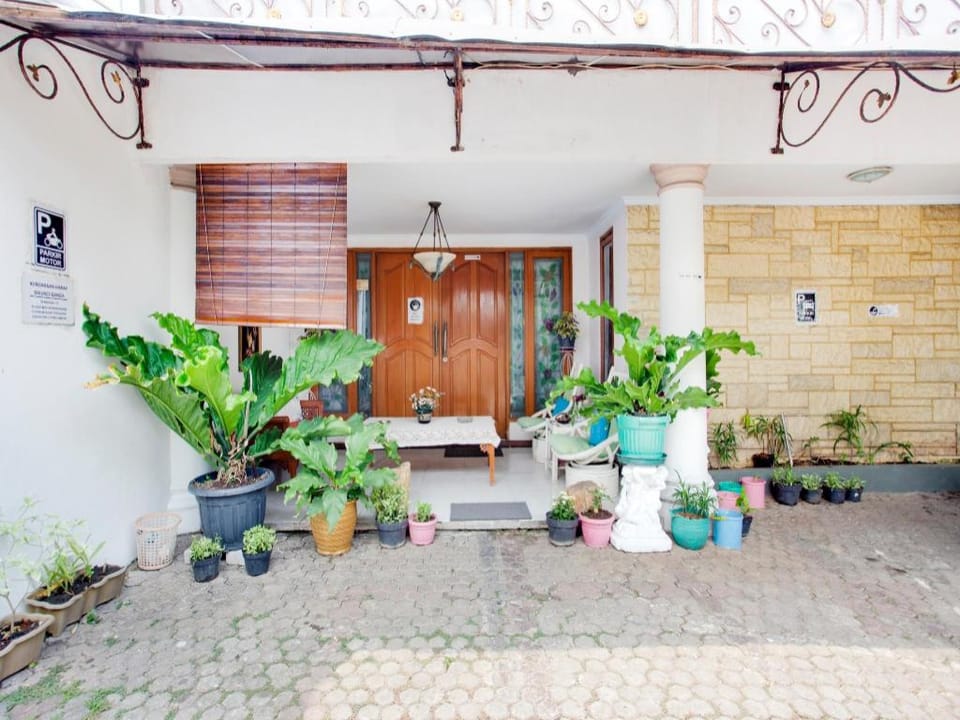 OYO 3725 Sisca Guest House Hotel in South Jakarta City