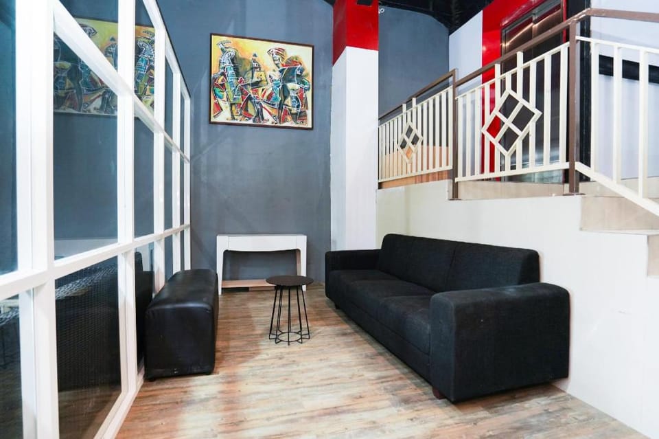 OYO Flagship 3688 Pot Art Hotel in Surabaya
