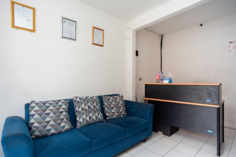 RedDoorz Syariah Plus near Jatiwarna Toll Gate Hotel in Jakarta