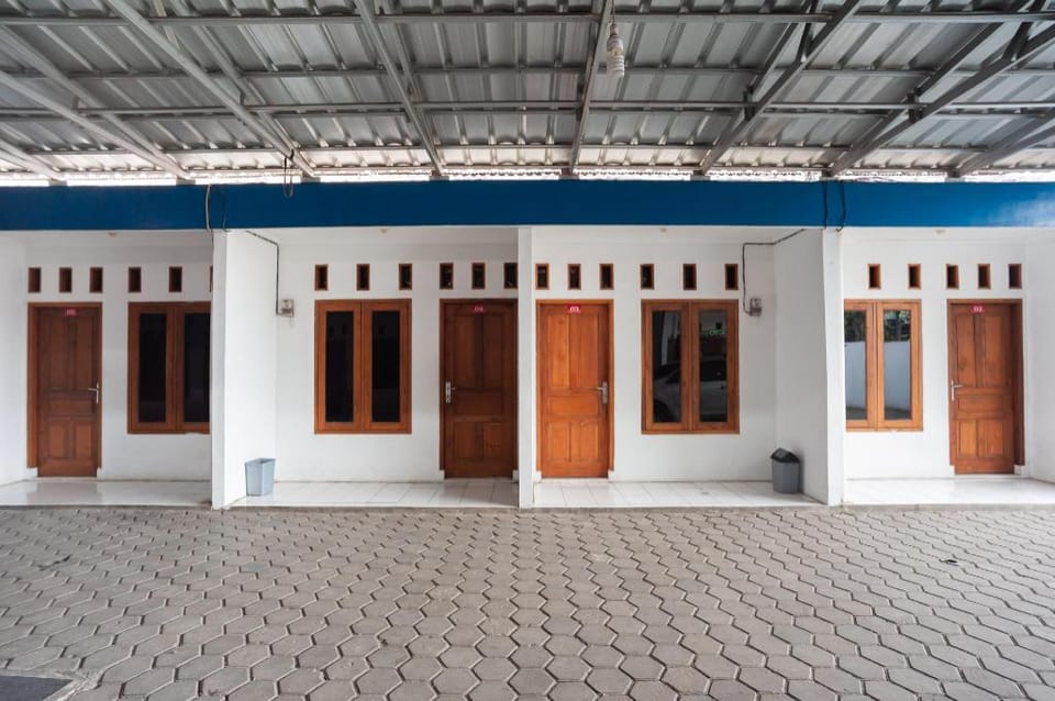 RedDoorz Syariah Plus near Jatiwarna Toll Gate Hotel in Jakarta