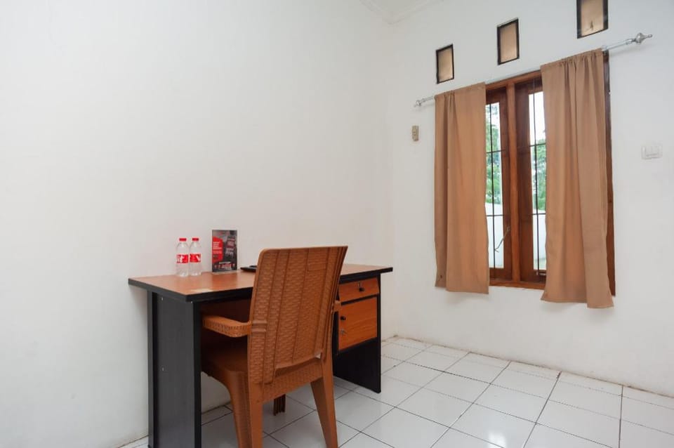 RedDoorz Syariah Plus near Jatiwarna Toll Gate Hotel in Jakarta