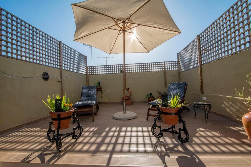 Olho Townhouse with Roof Terrace Courtyard 5min to Ferry Market Vacation rental in Olhão
