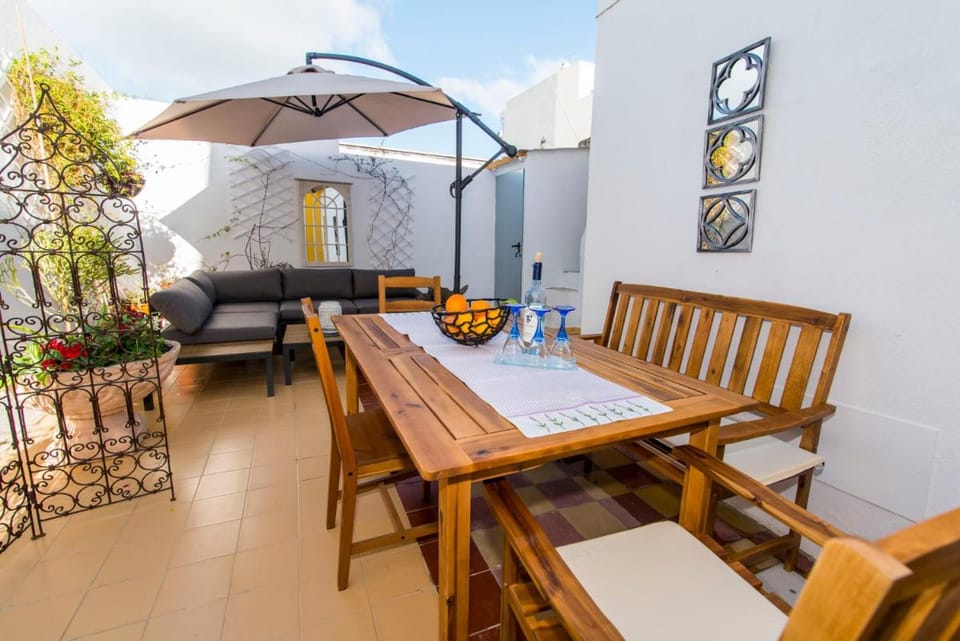 Olho Townhouse with Roof Terrace Courtyard 5min to Ferry Market Vacation rental in Olhão