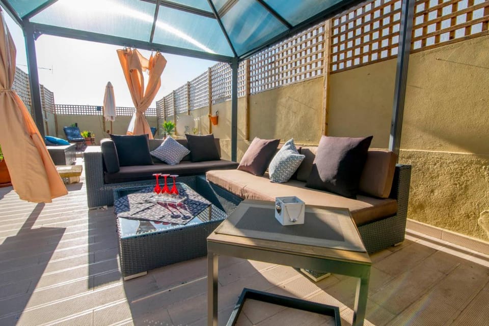 Olho Townhouse with Roof Terrace Courtyard 5min to Ferry Market Vacation rental in Olhão