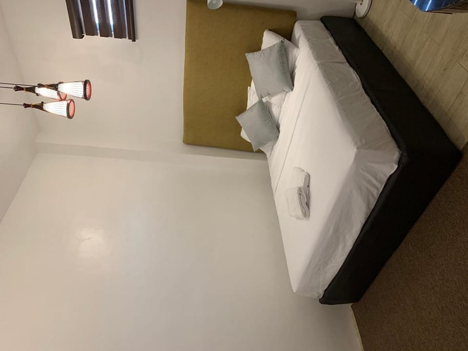 Room 106 Queen bed studio near Robinson angeles Apartment in Angeles