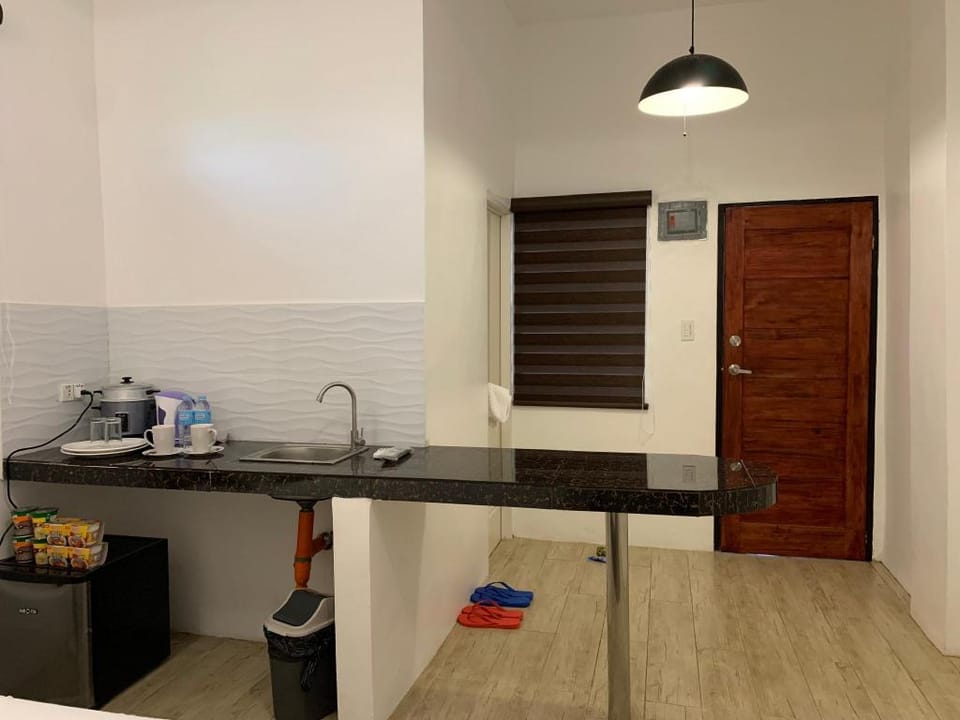 Room 106 Queen bed studio near Robinson angeles Apartment in Angeles