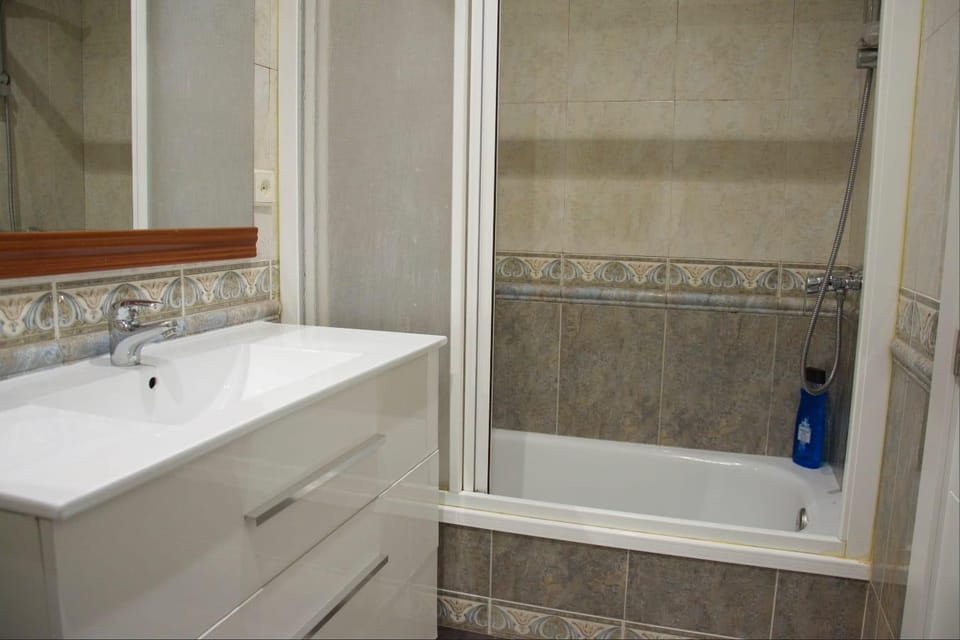 Big Flat In a very quiet area and well connected Apartment in Barcelona