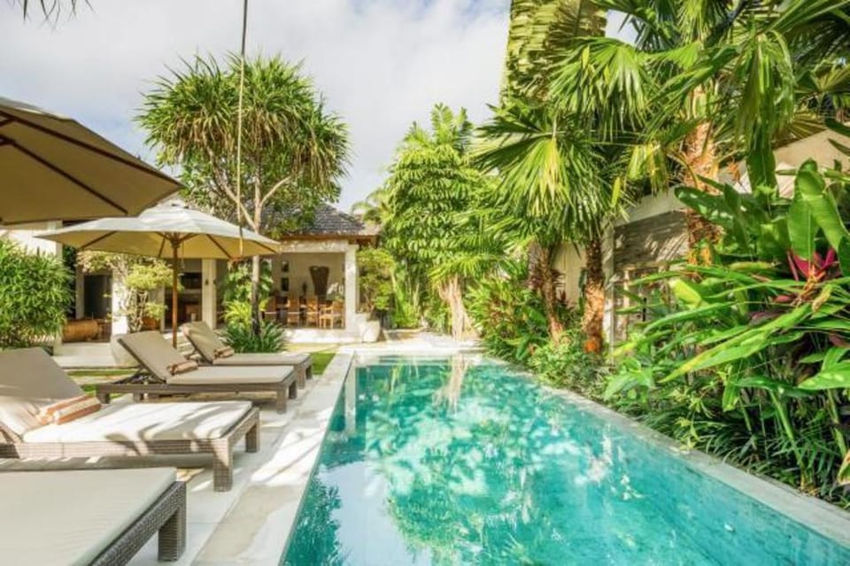 Villa Dayak-Asmat - luxury tropical retreat Villa in Kuta