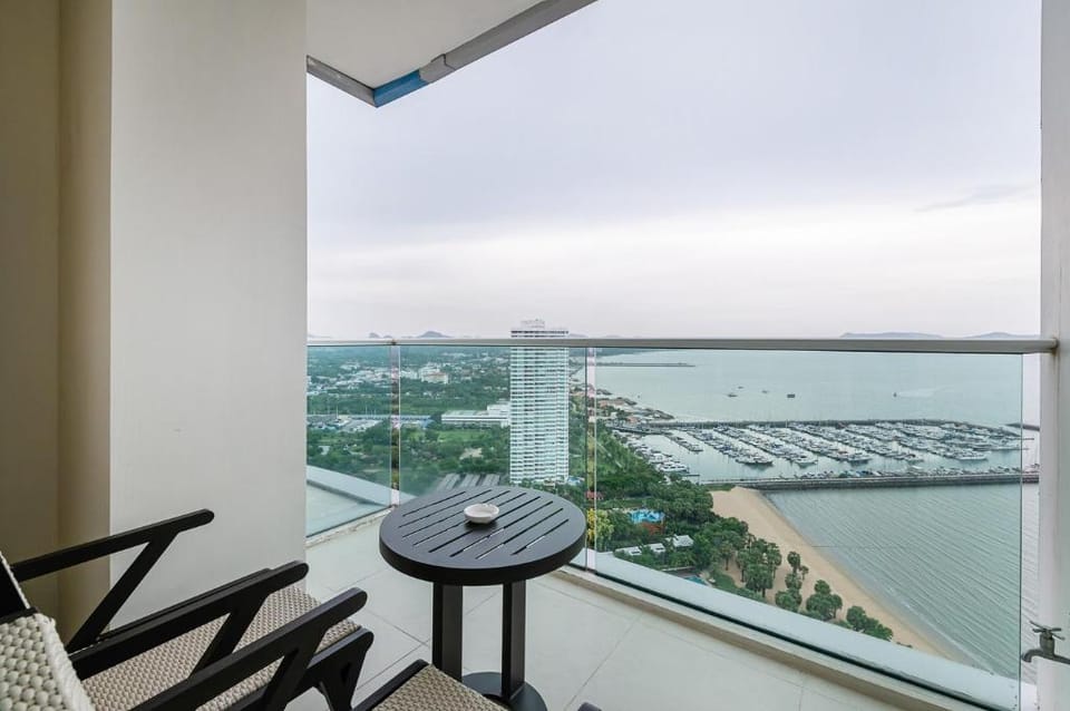 Beachfront 1BR Condo – Ocean View & Beach Access Apartment in Pattaya City