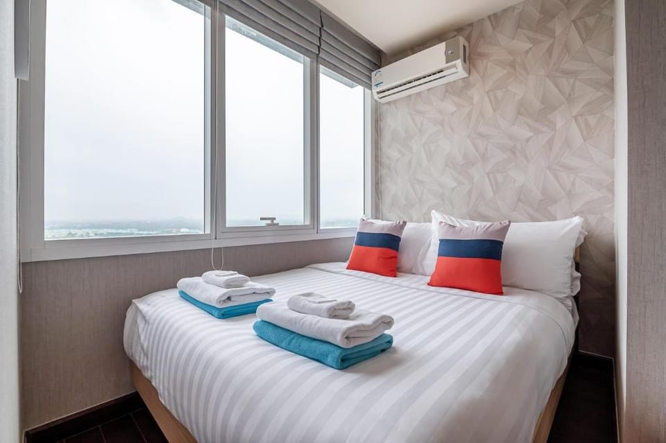 Beachfront 2BR Condo – Ocean View & Beach Access Apartment in Pattaya City