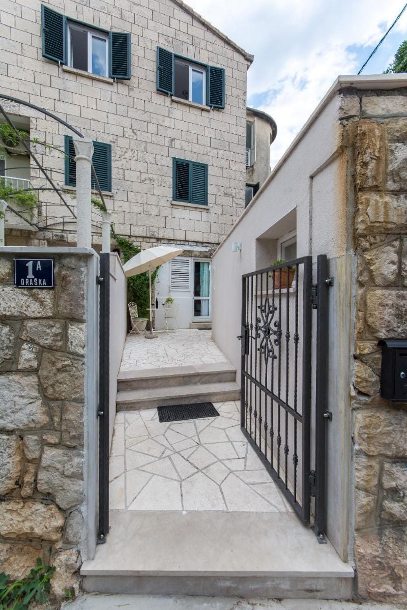 Flora three bedroom apartment. Near beach Apartment in Dubrovnik