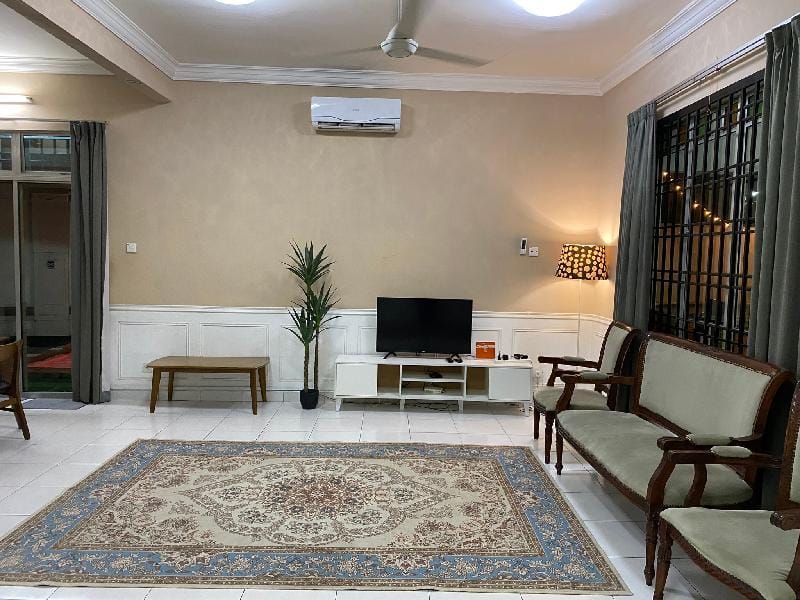 JB TOWN 5 Bedroom Villa with Private Pool Vacation rental in Johor Bahru