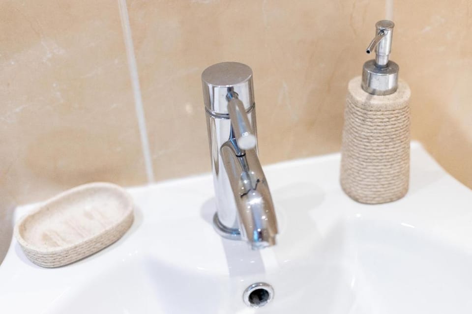 CAPRI 13 SA -Stylish*Close to Uni & M1*EV Charging Vacation rental in Loughborough