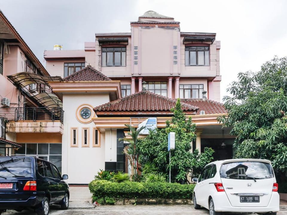 OYO 3759 Delima Guest House Syariah Hotel in Indonesia