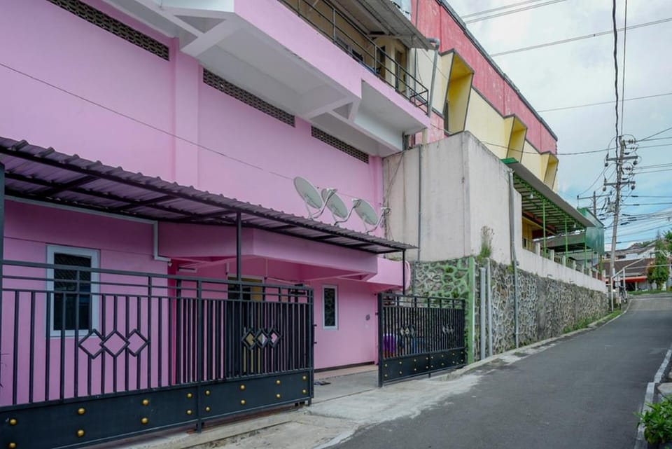 RedDoorz @ Jalan Gatot Subroto Semarang Hotel in Indonesia