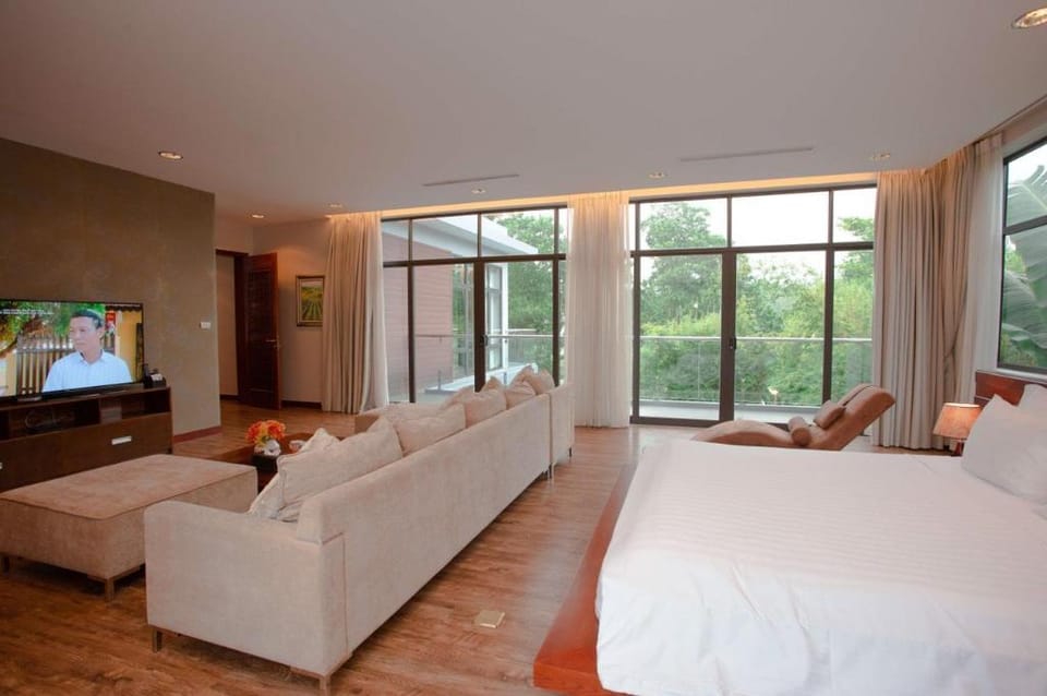 Villa 2 Bedroom Bach Yen T111 - Lake Dai Lai View Villa in Laos