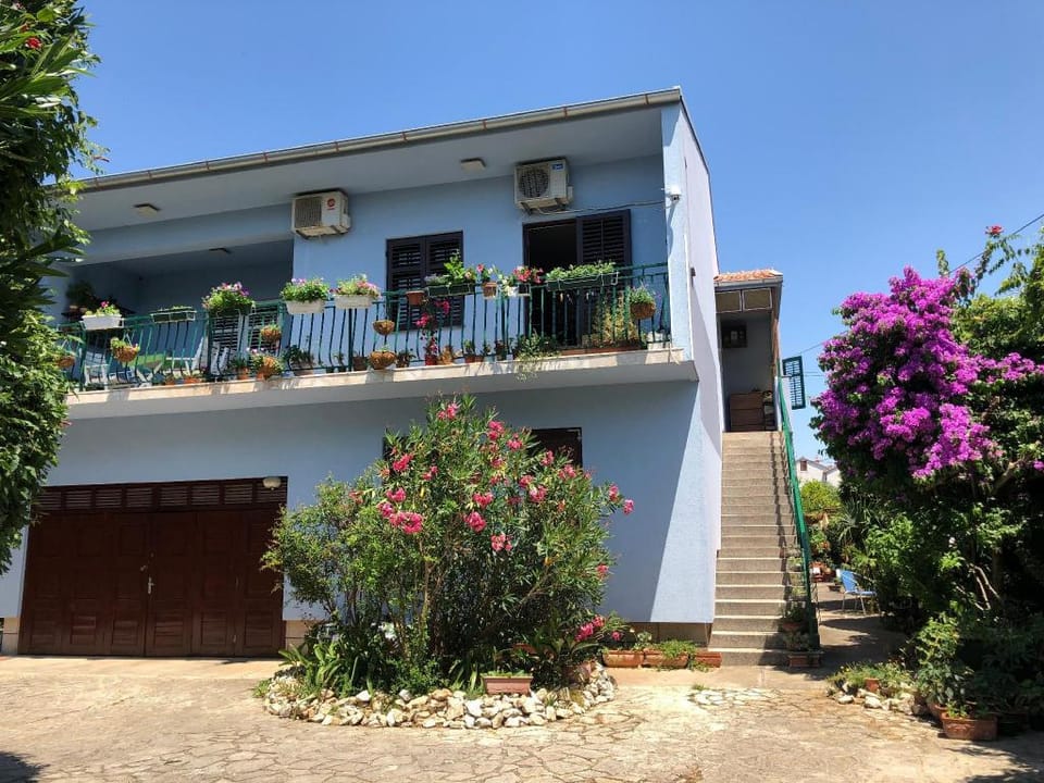 Apartment in villa, private pool, big garden, close to sea and Old Zadar town Apartment in Zadar