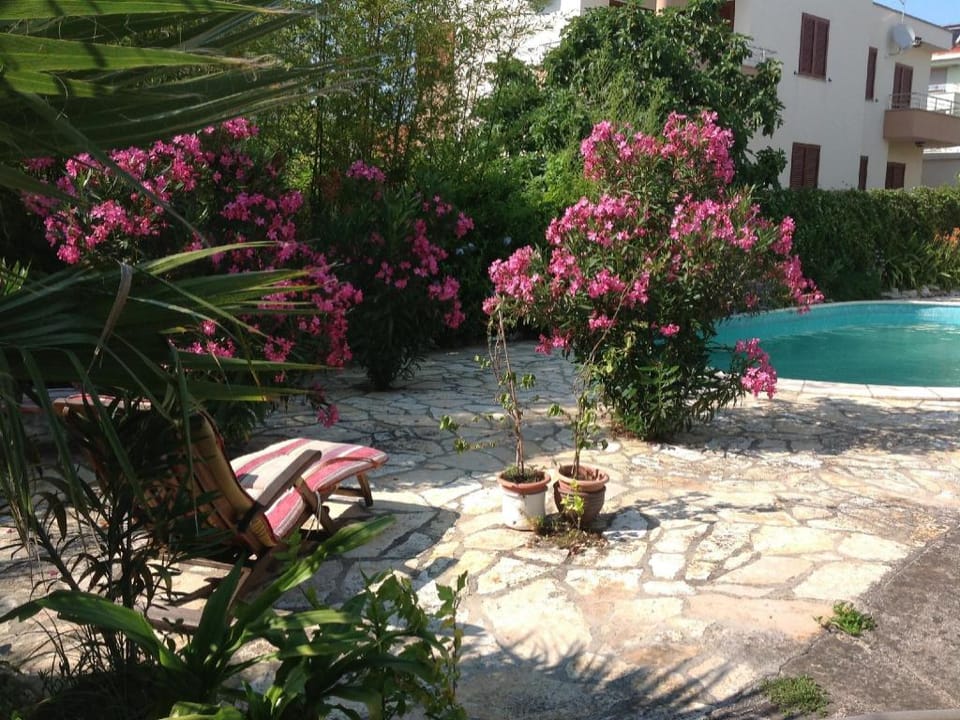 Apartment in villa, big garden, private pool, close to beach and Zadar town Apartment in Zadar