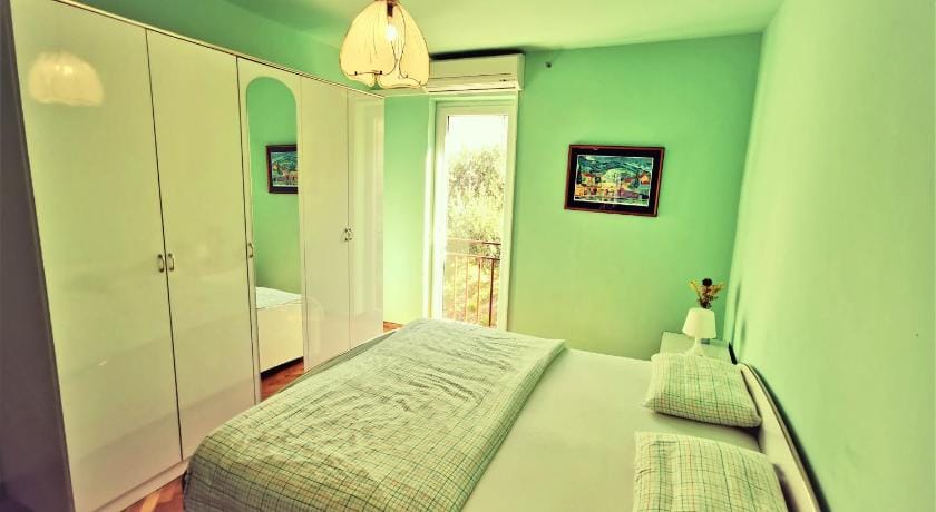 Holiday apartment with a balcony and sea view, just 300 metres from the beach Apartment in Bol