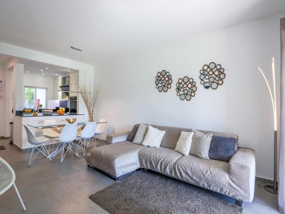 Luxury 3 Bedroom Apartment, Pool Garden Views, Clube Albufeira near Old Town Apartment in Guia