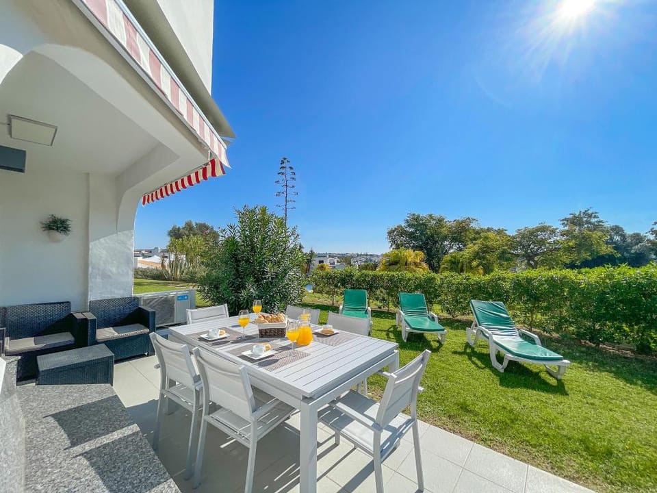 Luxury 3 Bedroom Apartment, Pool Garden Views, Clube Albufeira near Old Town Apartment in Guia