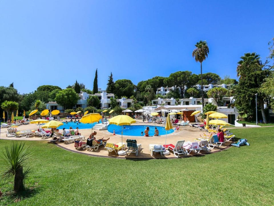 Luxury 3 Bedroom Apartment, Pool Garden Views, Clube Albufeira near Old Town Apartment in Guia
