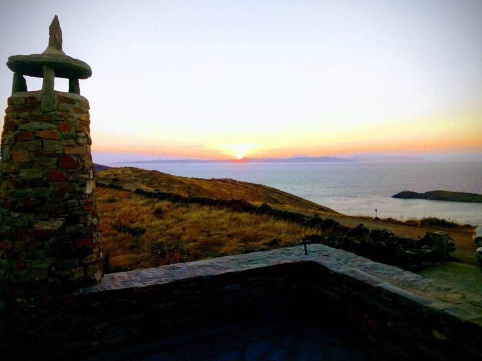 The Hill Top Cottage House In Kea Villa in Kea-Kythnos