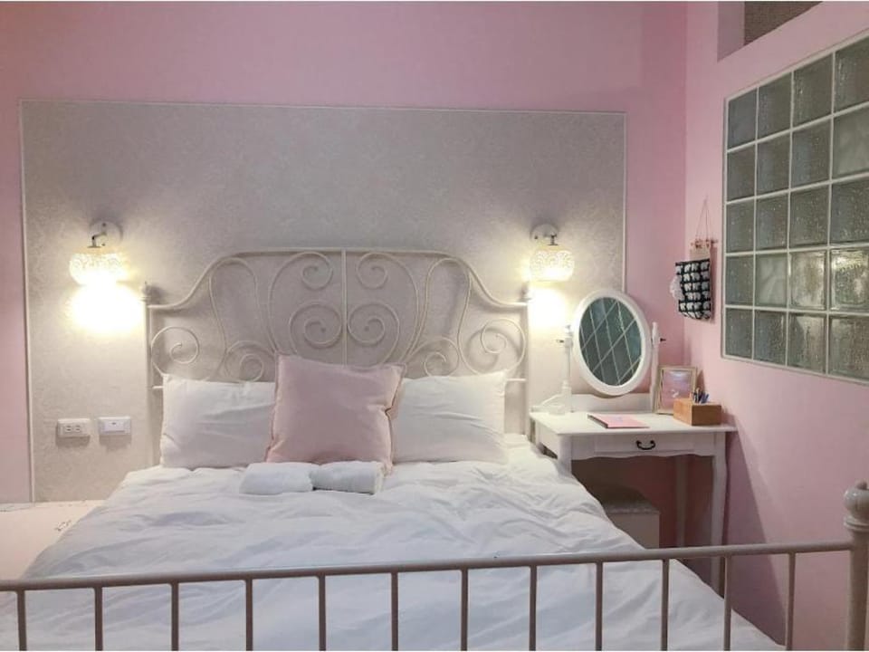 Hello Tainan. Pink Apartment in Kaohsiung
