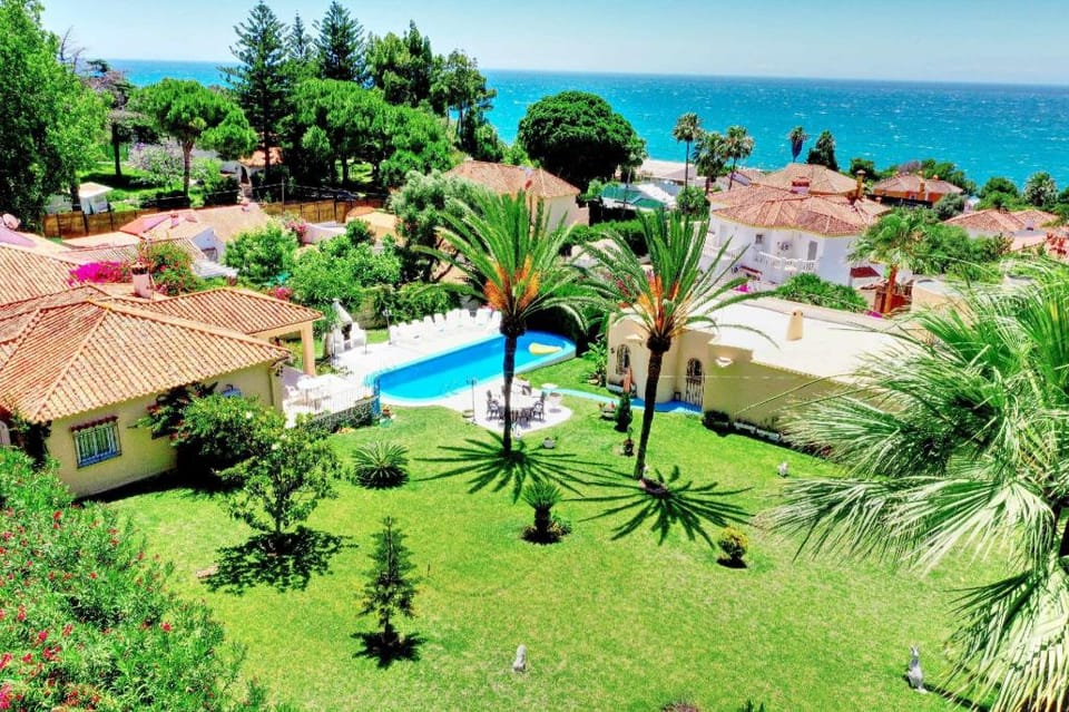 Two Villas beachside, 18 person, Family or Friends Villa in Marbella