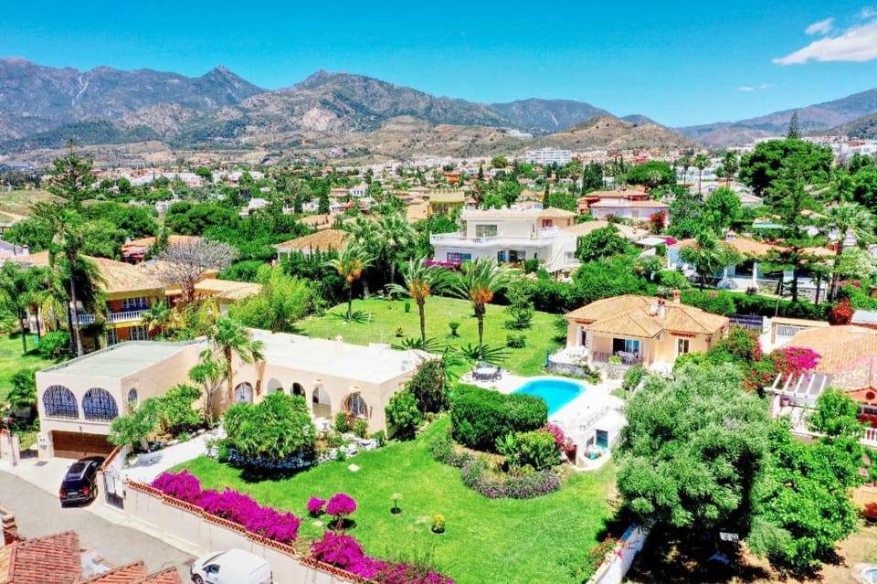 Two Villas beachside, 18 person, Family or Friends Villa in Marbella