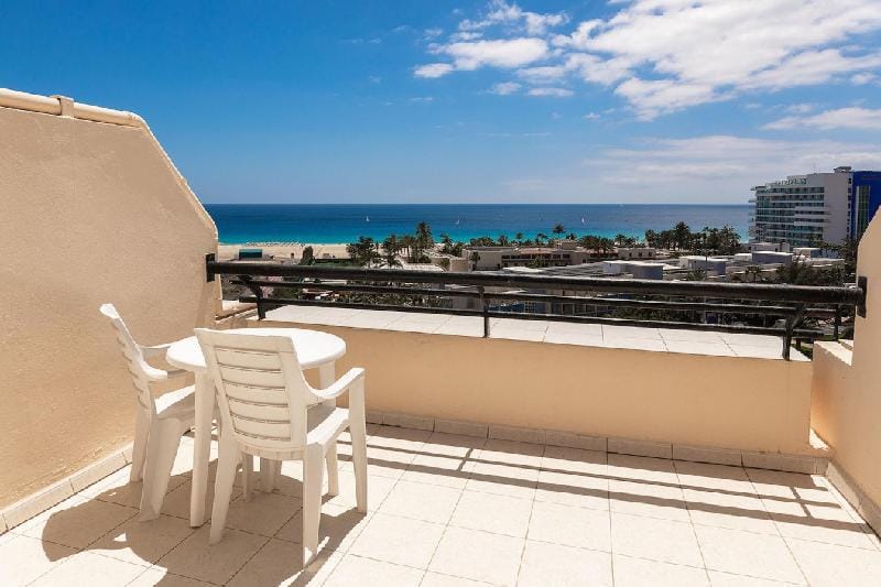 Apartment on the seafront, overlooking the beach, swimming pools, equipped Wifi Apartment in Morro Jable