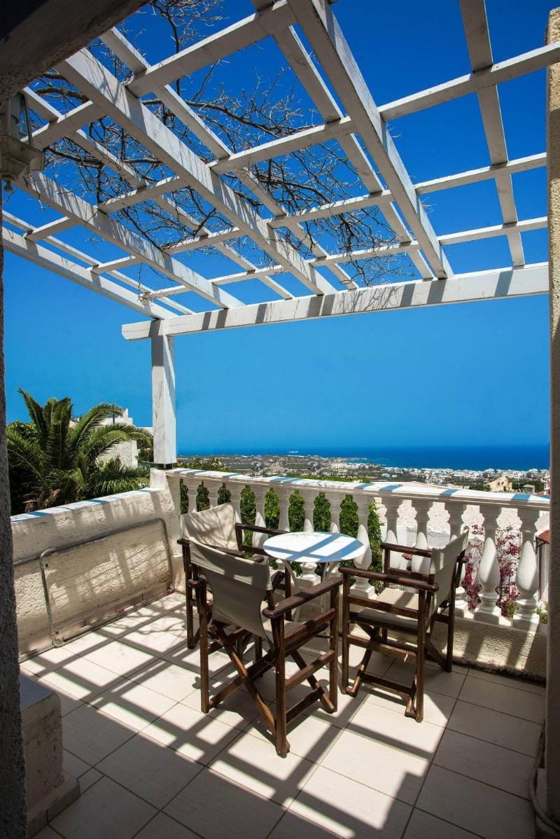 Magnificent Views Suite Apartment in Piskopiano