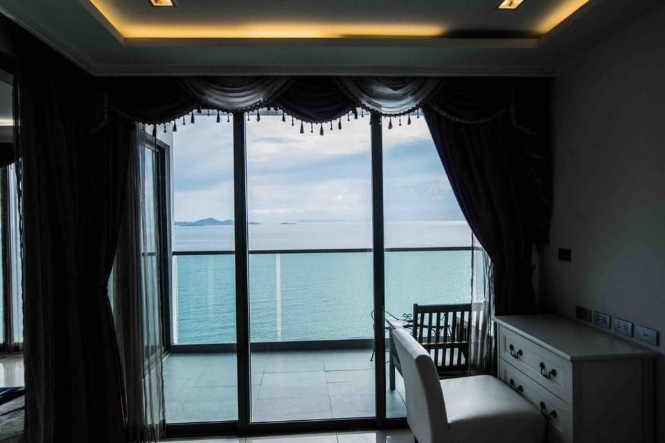 Invincible sea view double bedroom wongamat  Apartment in Pattaya City