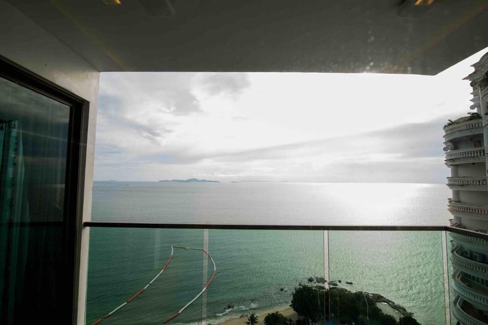 Invincible sea view double bedroom wongamat  Apartment in Pattaya City