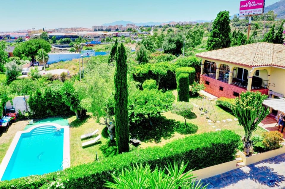 Beachside villa , 5 bedrooms , pool with BBQ area Villa in Marbella