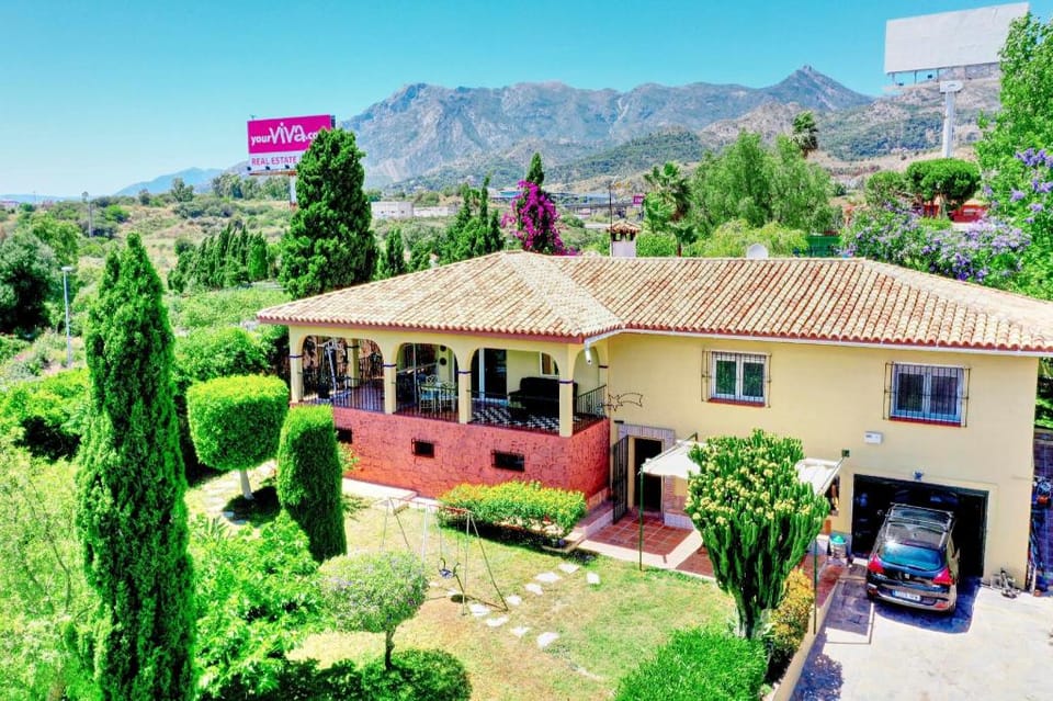 Beachside villa , 5 bedrooms , pool with BBQ area Villa in Marbella
